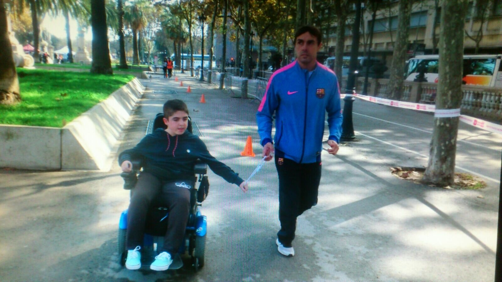 Imagen de Xavi con Guillem en silla de ruedas que hace de guía