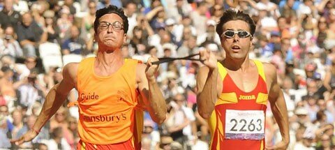 Imagen de Xavi y Enric en plena carrera de 100 metros